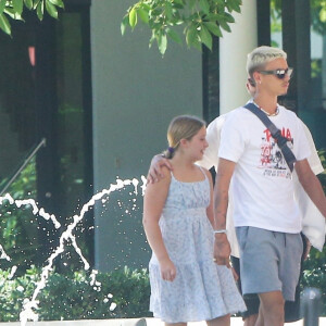 Victoria Beckham et ses enfants Harper et Roméo, vont prendre leurs petit-déjeuners à Palm Beach, le 4 août 2022.