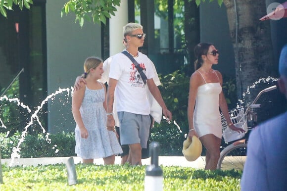 Victoria Beckham et ses enfants Harper et Roméo, vont prendre leurs petit-déjeuners à Palm Beach, le 4 août 2022.