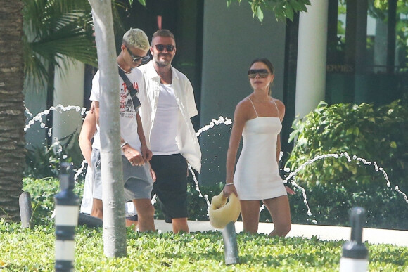 David Beckham avec sa femme Victoria et leurs enfants Harper et Roméo, vont prendre leurs petit-déjeuners à Palm Beach, le 4 août 2022.
