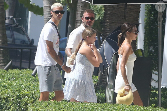 David Beckham avec sa femme Victoria et leurs enfants Harper et Roméo, vont prendre leurs petit-déjeuners à Palm Beach, le 4 août 2022.