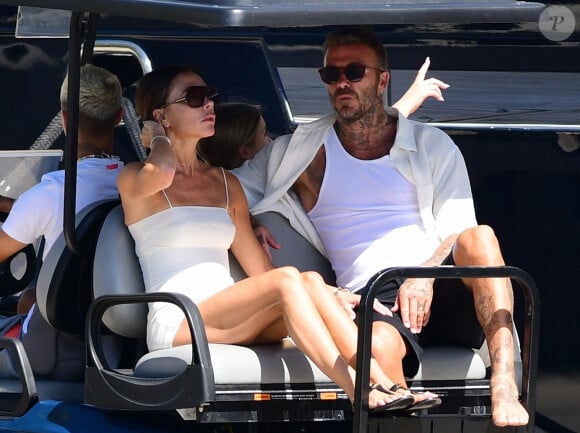 Victoria et David Beckham, avec leurs enfants Harper, 11 ans, et Romeo, 19 ans, embarquent sur leur yacht à Palm Beach, le 3 août 2022.
