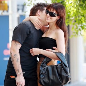 Brooklyn Beckham tendre et câlin avec sa femme Nicola Peltz-Beckham lors d'une promenade sur Beverly Boulevard, à Los Angeles le 22 août 2022. 