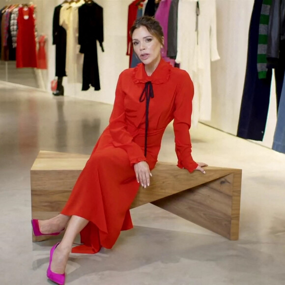 Victoria Beckham participe au programme "What would Victoria Beckham do" sur le thème de Noël dans sa boutique de Londres le 24 décembre 2020. 
