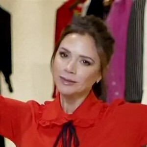 Victoria Beckham participe au programme "What would Victoria Beckham do" sur le thème de Noël dans sa boutique de Londres le 24 décembre 2020. 