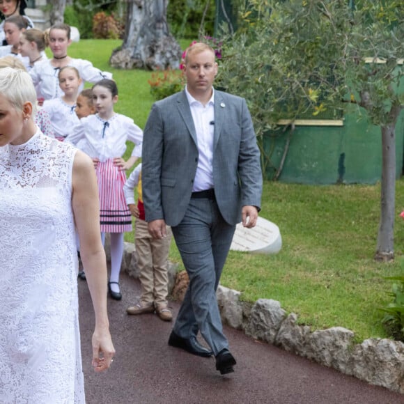 La princesse Charlene de Monaco, le prince Albert II de Monaco, le prince Jacques de Monaco, marquis des Baux, la princesse Gabriella de Monaco, comtesse de Carladès, le maire de Monaco Georges Marsan, Mélanie De Massy - La famille princière de Monaco lors du traditionnel Pique-nique des monégasques au parc princesse Antoinette à Monaco le 3 septembre 2022. © Olivier Huitel/Pool Monaco/Bestimage 