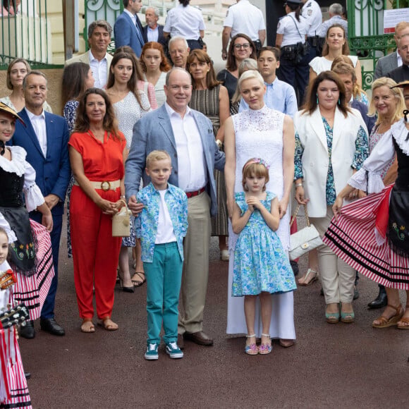 La princesse Charlene de Monaco, le prince Albert II de Monaco, le prince Jacques de Monaco, marquis des Baux, la princesse Gabriella de Monaco, comtesse de Carladès, le maire de Monaco Georges Marsan, Mélanie De Massy - La famille princière de Monaco lors du traditionnel Pique-nique des monégasques au parc princesse Antoinette à Monaco le 3 septembre 2022. © Olivier Huitel/Pool Monaco/Bestimage 
