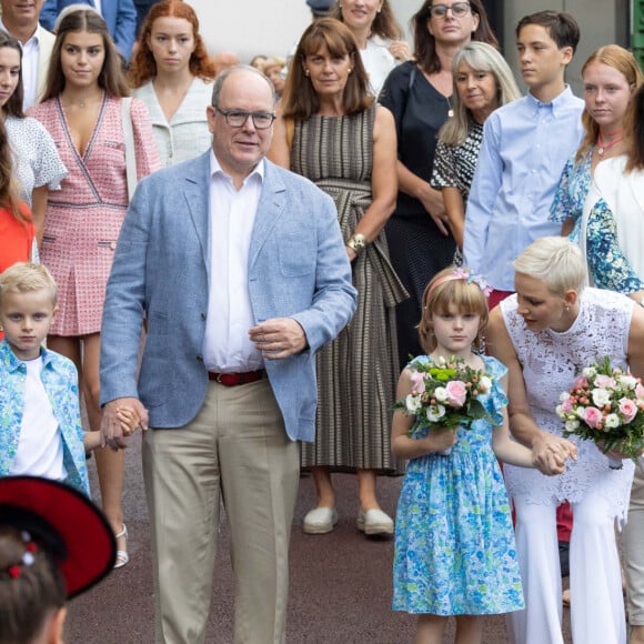 La princesse Charlene de Monaco, le prince Albert II de Monaco, le prince Jacques de Monaco, marquis des Baux, la princesse Gabriella de Monaco, comtesse de Carladès, le maire de Monaco Georges Marsan, Mélanie De Massy - La famille princière de Monaco lors du traditionnel Pique-nique des monégasques au parc princesse Antoinette à Monaco le 3 septembre 2022. © Olivier Huitel/Pool Monaco/Bestimage 