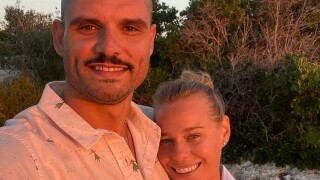 Florent Manaudou : Sa fiancée Pernille Blume dévoile un joli tatouage, et un peu de sa poitrine