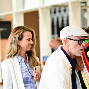 Vincent Cassel et sa femme Tina Kunakey arrivent à l'aéroport de Venise-Marco Polo lors de la 79e édition du festival international du film de Venise (La Mostra), le 2 septembre 2022.