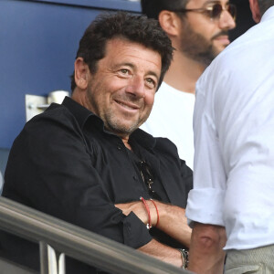 Patrick Bruel en tribune lors du match de football en ligue 1 Uber Eats PSG - Montpellier (5 - 2) au Parc des Princes à Paris le 13 août 2022.