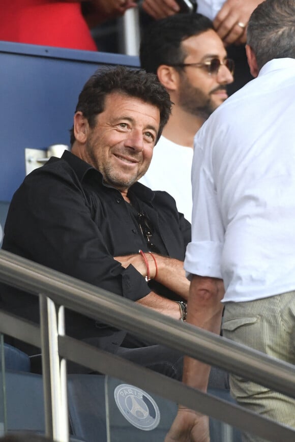 Patrick Bruel en tribune lors du match de football en ligue 1 Uber Eats PSG - Montpellier (5 - 2) au Parc des Princes à Paris le 13 août 2022.