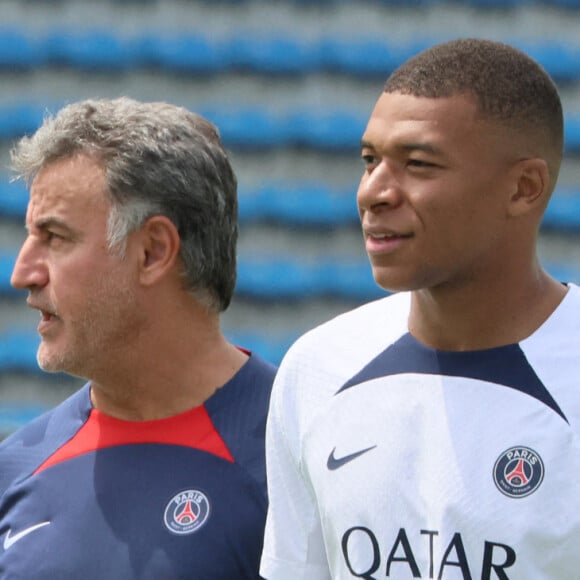 Les joueurs du PSG s'amusent avec des enfants sur le terrain de rugby Prince Chichibu à Tokyo. Le Paris Saint-Germain va jouer plusieur smatchs amicaux contre les équipes Kawasaki Frontale, Urawa Reds et Gamba Osaka, dans le cadre de leur tournée au Japon.