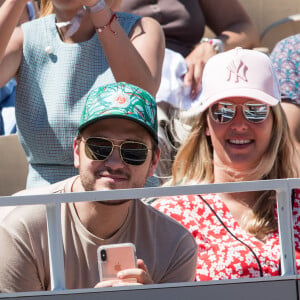 Jeff Panacloc et sa femme Charlotte de Hugo dans les tribunes lors des internationaux de tennis de Roland Garros à Paris, France, le 2 juin 2019. © Jacovides-Moreau/Bestimage