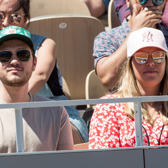 Jeff Panacloc et sa femme Charlotte de Hugo dans les tribunes lors des internationaux de tennis de Roland Garros à Paris, France, le 2 juin 2019. © Jacovides-Moreau/Bestimage  Celebs attending the French Tennis Open at Roland Garros in Paris, France, on June 2nd, 2019.