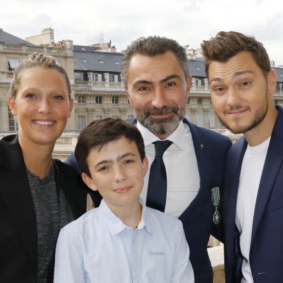 David Sinapian, son fils Nathan, Jeff Panacloc et sa femme Charlotte de Hugo - Cérémonie de remise des insignes de Commandeur dans l'Ordre des Arts et des Lettres à Pierre Hermé et de Chevalier dans l'Ordre des Arts et des Lettres à David Sinapian au Ministère de la Culture à Paris, le 23 septembre 2019. © Marc Ausset-Lacroix/Bestimage