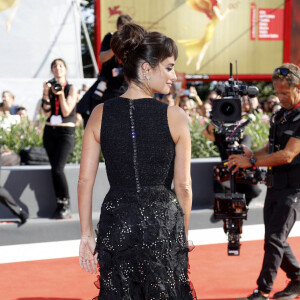 Penélope Cruz (robe Chanel) - Arrivées à la première du film "The Eternal Daughter" lors de la 79ème édition du festival international du film de Venise (La Mostra)