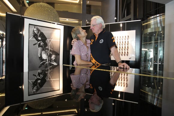 Exclusif - Just Jaeckin pose avec sa femme Anne lors de leur exposition à l'hôtel de Paris à Saint-Tropez, le 11 juillet 2014.