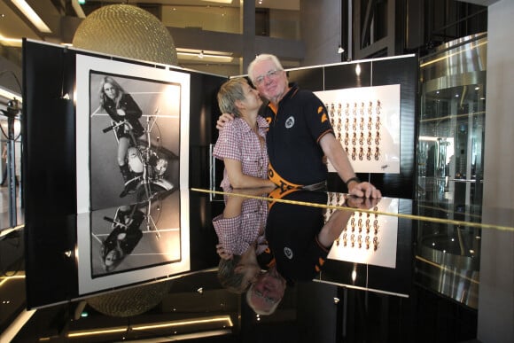 Exclusif - Just Jaeckin pose avec sa femme Anne lors de leur exposition à l'hôtel de Paris à Saint-Tropez, le 11 juillet 2014.