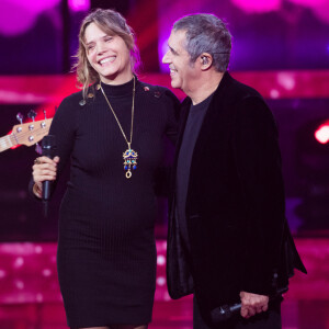 Julien Clerc et sa fille Vanille Clerc qui fait sa première apparition en public enceinte - Deuxième jour de la 33ème édition du Téléthon au Parc de la Villette à Paris le 7 décembre 2019. © Tiziano Da Silva/Bestimage