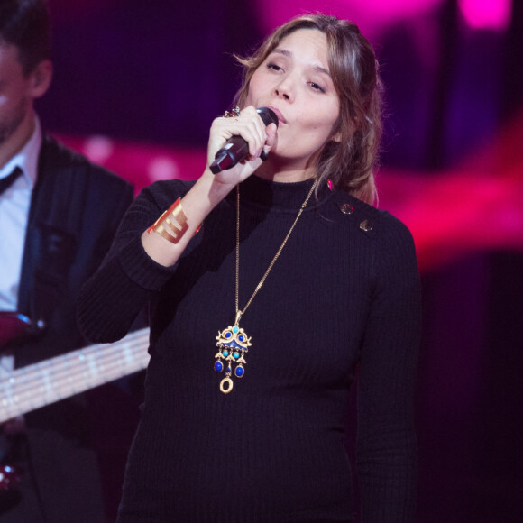 Julien Clerc et sa fille Vanille Clerc qui fait sa première apparition en public enceinte - Deuxième jour de la 33ème édition du Téléthon au Parc de la Villette à Paris le 7 décembre 2019. © Tiziano Da Silva/Bestimage