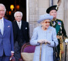 La reine Elisabeth II d'Angleterre, accompagnée du prince Charles, prince de Galles, assiste à la parade de la Royal Company of Archers dans les jardins du palais de Holyroodhouse à Édimbourg, Royaume Uni, le 30 juin 2022. 