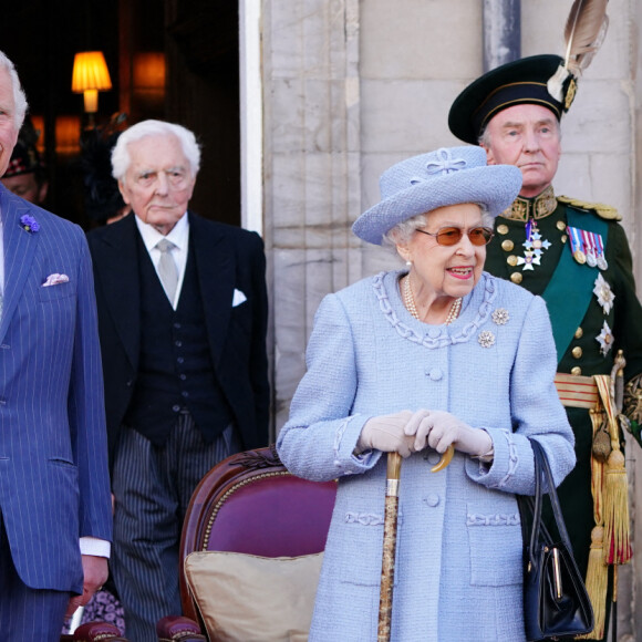 La reine Elisabeth II d'Angleterre, accompagnée du prince Charles, prince de Galles, assiste à la parade de la Royal Company of Archers dans les jardins du palais de Holyroodhouse à Édimbourg, Royaume Uni, le 30 juin 2022. 