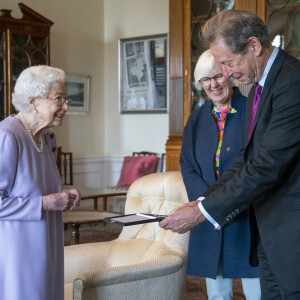 La reine Elisabeth II d'Angleterre lors de la remise de la Médaille de la musique de Sa Majesté pour l'année 2021 à John Wallace dans son palais d'Edimbourg. Le 28 juin 2022 