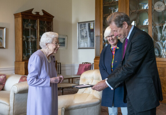 La reine Elisabeth II d'Angleterre lors de la remise de la Médaille de la musique de Sa Majesté pour l'année 2021 à John Wallace dans son palais d'Edimbourg. Le 28 juin 2022 