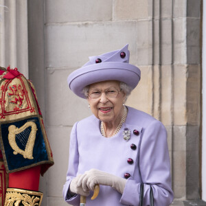 La reine Elizabeth II assiste à un défilé de loyauté des forces armées dans les jardins du palais de Holyroodhouse, à Édimbourg, à l'occasion de son jubilé de platine en Écosse. La cérémonie fait partie du voyage traditionnel de la reine en Écosse pour la semaine de Holyrood. Edimbourg, le 28 juin 2022. 