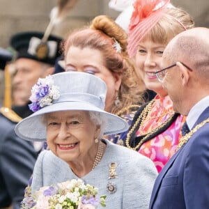 La reine Elisabeth II d'Angleterre, accompagnée du prince Edward, comte de Wessex et Sophie Rhys-Jones, comtesse de Wessex, assiste à la cérémonie des clés sur le parvis du palais de Holyroodhouse à Édimbourg, Royaume Uni, le 27 juin 2022, dans le cadre de son traditionnel voyage en Écosse pour la semaine de Holyrood. 