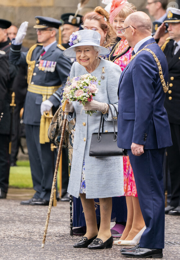 La reine Elisabeth II d'Angleterre, accompagnée du prince Edward, comte de Wessex et Sophie Rhys-Jones, comtesse de Wessex, assiste à la cérémonie des clés sur le parvis du palais de Holyroodhouse à Édimbourg, Royaume Uni, le 27 juin 2022, dans le cadre de son traditionnel voyage en Écosse pour la semaine de Holyrood. 