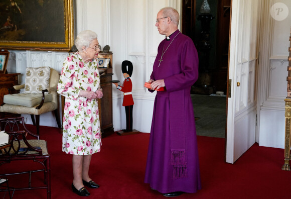 La reine Elisabeth II d'Angleterre reçoit l'archevêque de Canterbury, Justin Welby au château de Windsor, le 21 juin 2022. A cette occasion, il lui a remis une "Croix de Canterbury" spéciale pour son dévouement "inlassable" à l'Église d'Angleterre pendant ses soixante-dix ans de règne et une citation pour la Croix, remise sous la forme d'une calligraphie encadrée. 