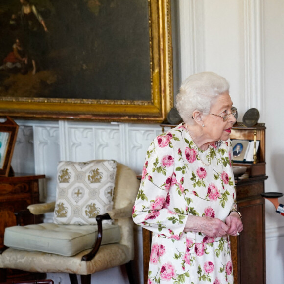 La reine Elisabeth II d'Angleterre reçoit l'archevêque de Canterbury, Justin Welby au château de Windsor, le 21 juin 2022. A cette occasion, il lui a remis une "Croix de Canterbury" spéciale pour son dévouement "inlassable" à l'Église d'Angleterre pendant ses soixante-dix ans de règne et une citation pour la Croix, remise sous la forme d'une calligraphie encadrée. 