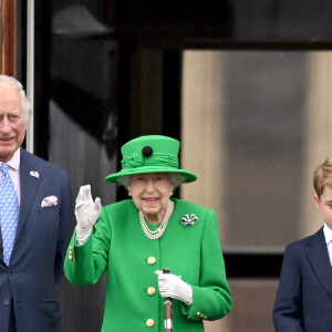 Camilla Parker Bowles, duchesse de Cornouailles, Le prince Charles, prince de Galles, La reine Elisabeth II d'Angleterre, le prince William, duc de Cambridge, le prince George, la princesse Charlotte - La famille royale regarde la grande parade qui clôture les festivités du jubilé de platine de la reine à Londres le 5 juin 2022. 