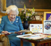 La reine Elisabeth II d'Angleterre va célébrer ce week-end (5-6 Février) son Jubilé de Platine - La reine Elisabeth II regarde un éventail alors qu'elle regarde une exposition de souvenirs de ses jubilés d'or et de platine dans la salle Oak du château de Windsor 
