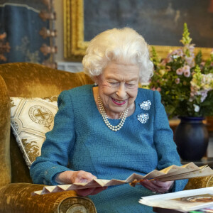 La reine Elisabeth II d'Angleterre va célébrer ce week-end (5-6 Février) son Jubilé de Platine - La reine Elisabeth II regarde un éventail alors qu'elle regarde une exposition de souvenirs de ses jubilés d'or et de platine dans la salle Oak du château de Windsor 