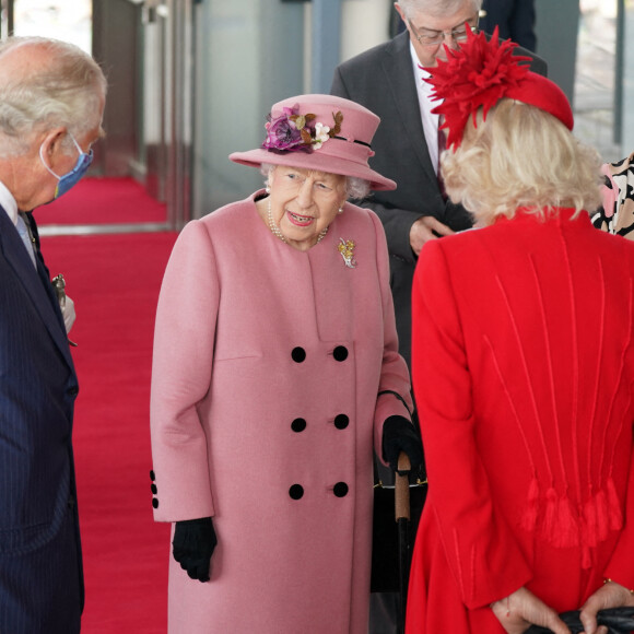 La reine Elisabeth II d'Angleterre, le prince Charles, prince de Galles, et Camilla Parker Bowles, duchesse de Cornouailles, assistent à la cérémonie d'ouverture de la sixième session du Senedd à Cardiff, Royaume Uni, 14 oc tobre 2021. 