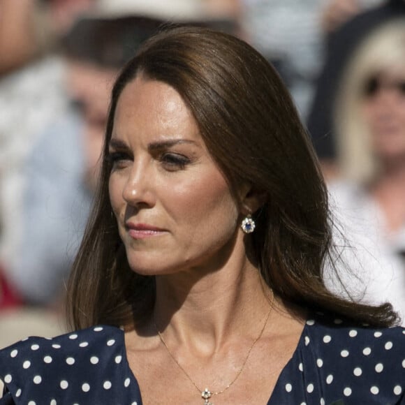 Catherine (Kate) Middleton remet le trophée à Novak Djokovic, vainqueur du tournoi de Wimbledon