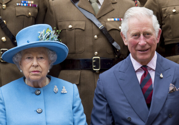 La reine Elizabeth II d'Angleterre et le prince Charles en visite au régiment de cavalerie montée à Hyde Barracks à Londres. Le 24 octobre 2017.