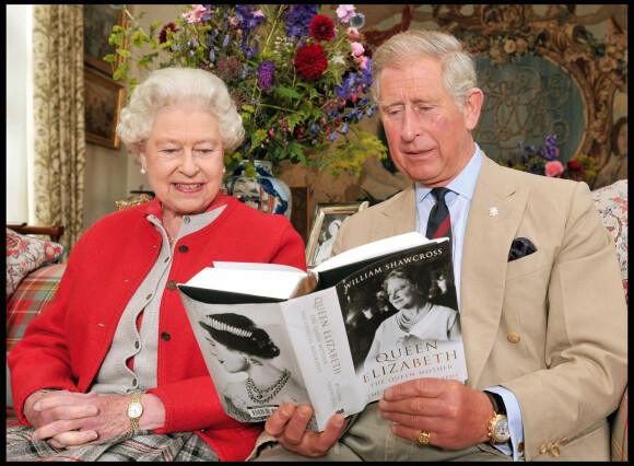La reine Elizabeth II reçoit le premier exemplaire de sa biographie en présence du prince Charles.