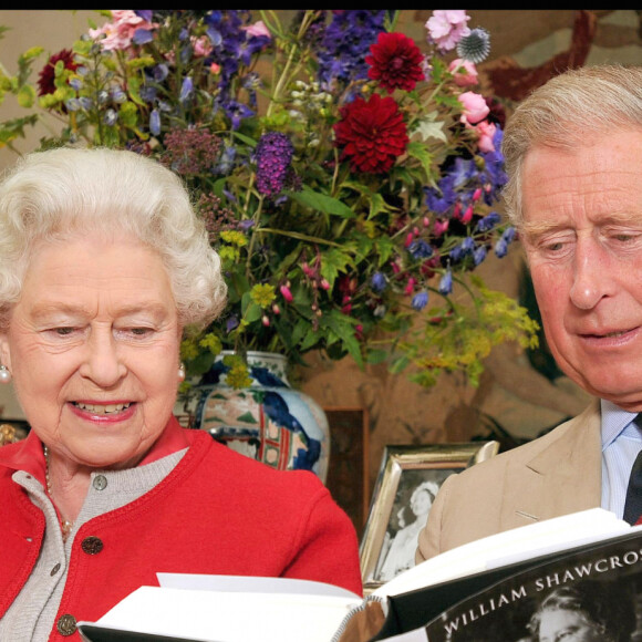 La reine Elizabeth II reçoit le premier exemplaire de sa biographie en présence du prince Charles.