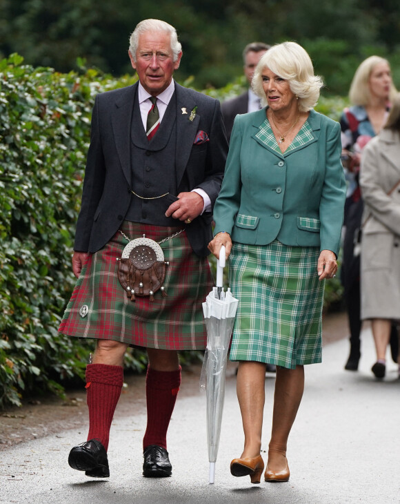 Le prince Charles et Camilla Parker Bowles dévoilent une installation artistique lors d'une visite à Cumnock en Ecosse, le 9 septembre 2021.