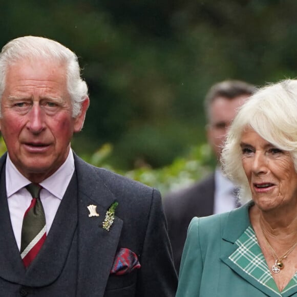 Le prince Charles et Camilla Parker Bowles dévoilent une installation artistique lors d'une visite à Cumnock en Ecosse, le 9 septembre 2021.