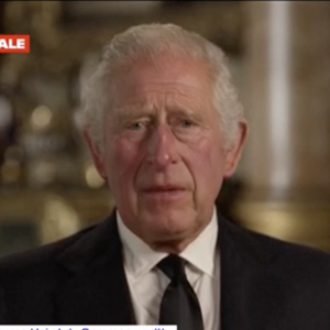 Le roi Charles III rend hommage à sa mère, la reine Elizabeth II.