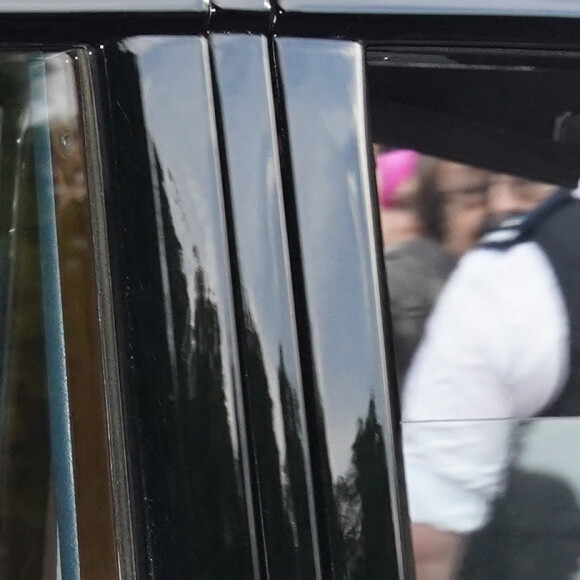 Le roi Charles III d'Angleterre, accompagné de la reine consort Camilla Parker Bowles, quitte le palais de Buckingham après avoir prononcé son discours à la nation et au Commonwealth à Londres, Royaume Uni, le 9 septembre 2022.