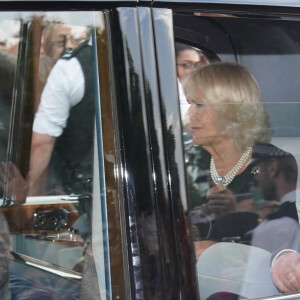 Le roi Charles III d'Angleterre, accompagné de la reine consort Camilla Parker Bowles, quitte le palais de Buckingham après avoir prononcé son discours à la nation et au Commonwealth à Londres, Royaume Uni, le 9 septembre 2022.