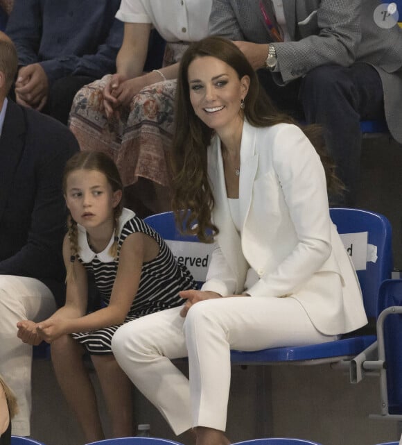Le prince William et Kate Middleton, avec la princesse Charlotte de Cambridge, assistent au Jeux du Commonwealth au centre sportif de l'Université de Birmingham le 2 août 2022.