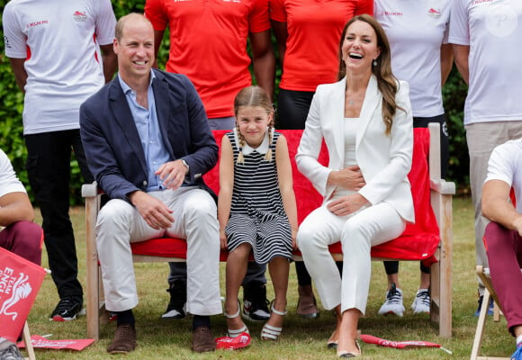 Le prince William et Kate Middleton, avec la princesse Charlotte de Cambridge, visitent l'association "SportsAid House" en marge des Jeux du Commonwealth de Birmingham, le 2 août 2022.