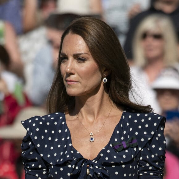 Catherine (Kate) Middleton remet le trophée à Novak Djokovic, vainqueur du tournoi de Wimbledon