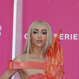 Bilal Hassani sur le pink carpet de la cérémonie de clôture de la 5ème saison du festival Canneseries le 6 avril 2022. © Denis Guignebourg / Bestimage 